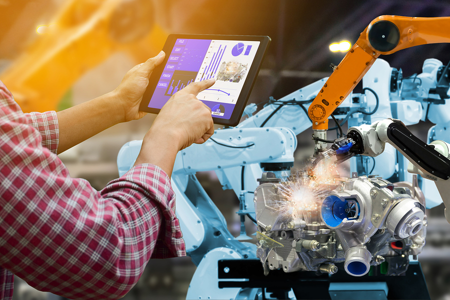 person using erp software in manufacturing plant, Acumatica customization